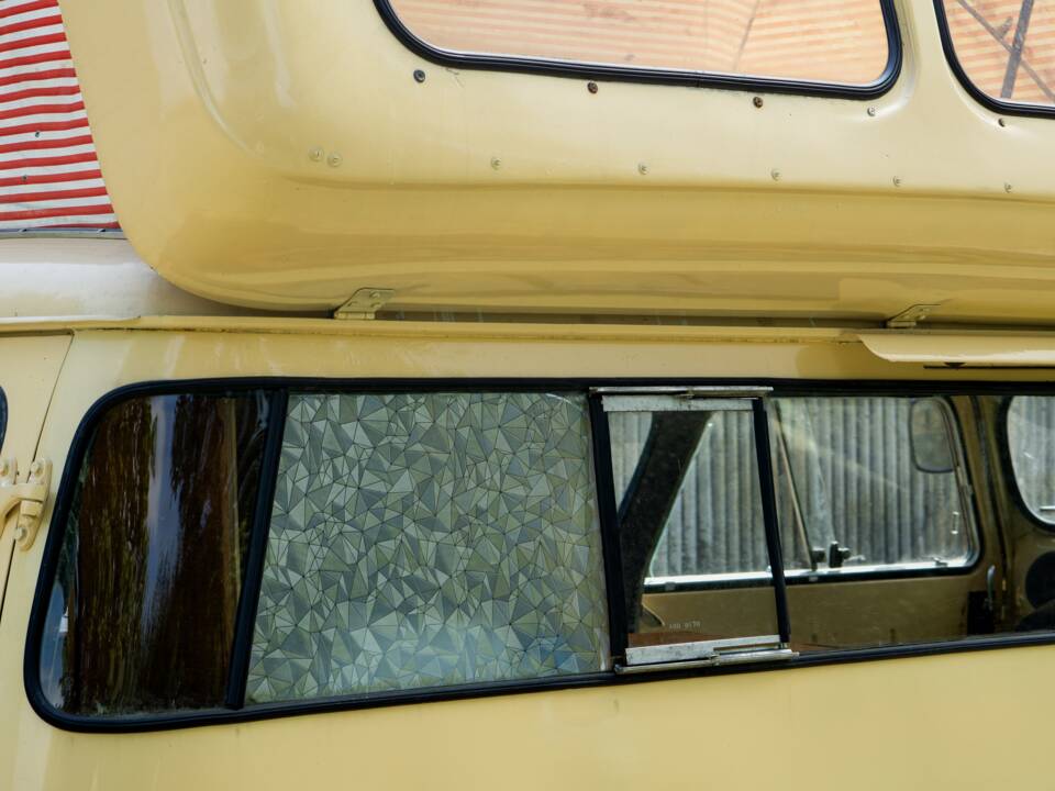 Image 43/50 of Bedford CA Dormobile (1961)