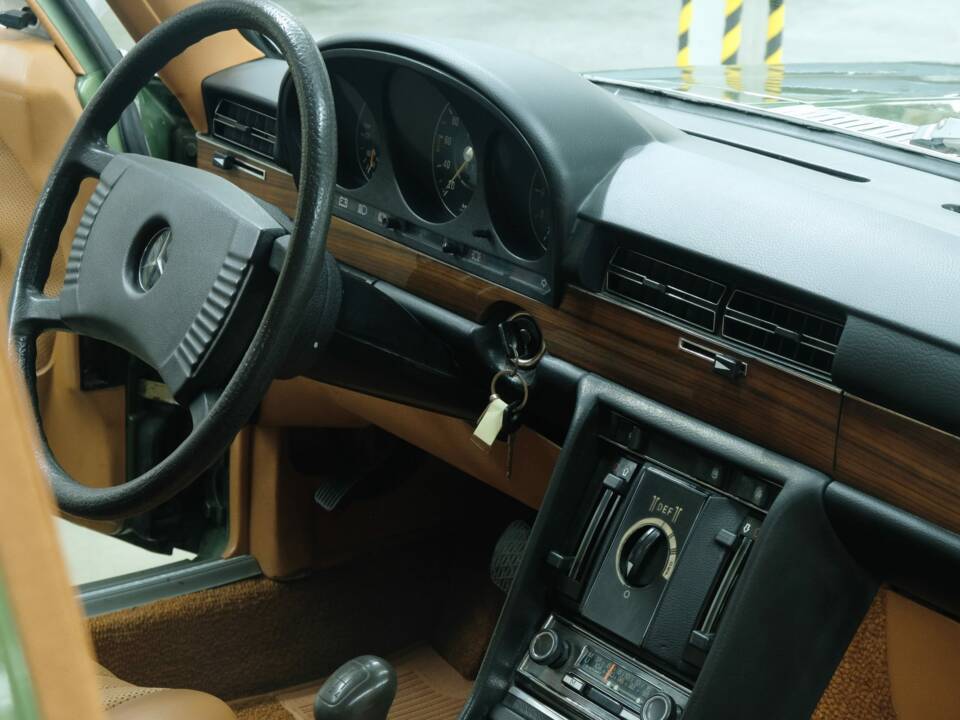 Image 35/50 de Mercedes-Benz 350 SE (1975)