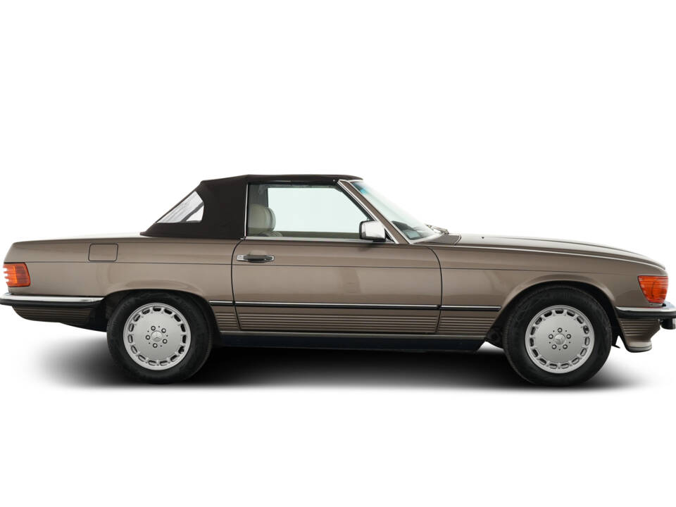 Image 9/48 of Mercedes-Benz 560 SL (1989)