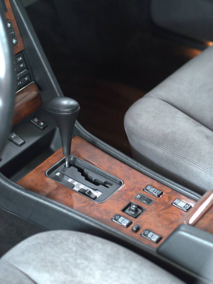 Image 38/52 of Mercedes-Benz 560 SEL (1988)