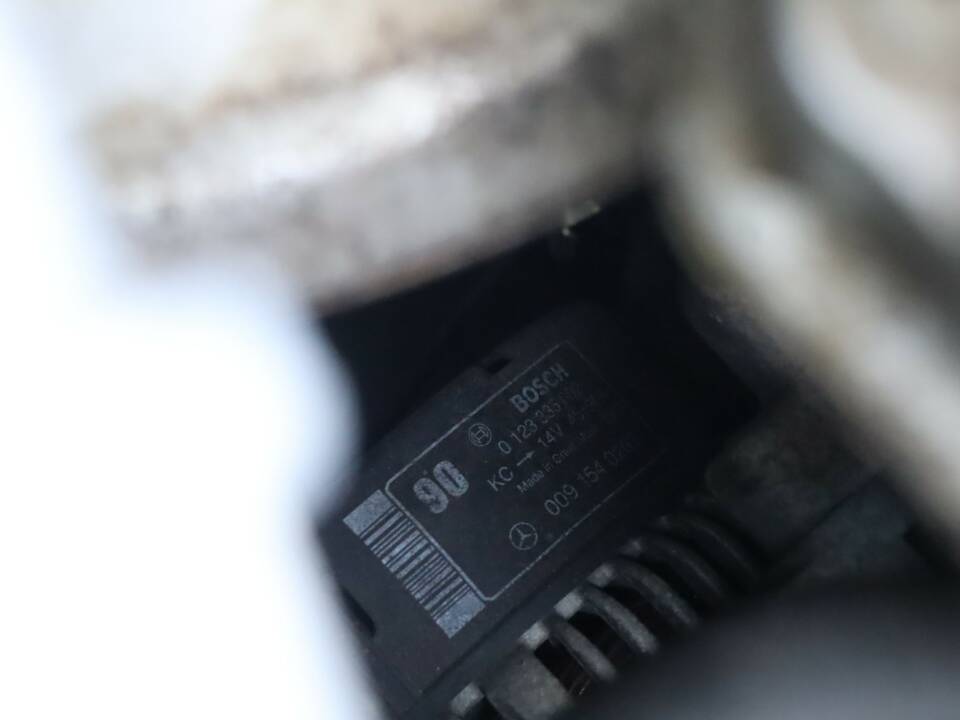 Image 38/50 of Mercedes-Benz E 220 (1994)