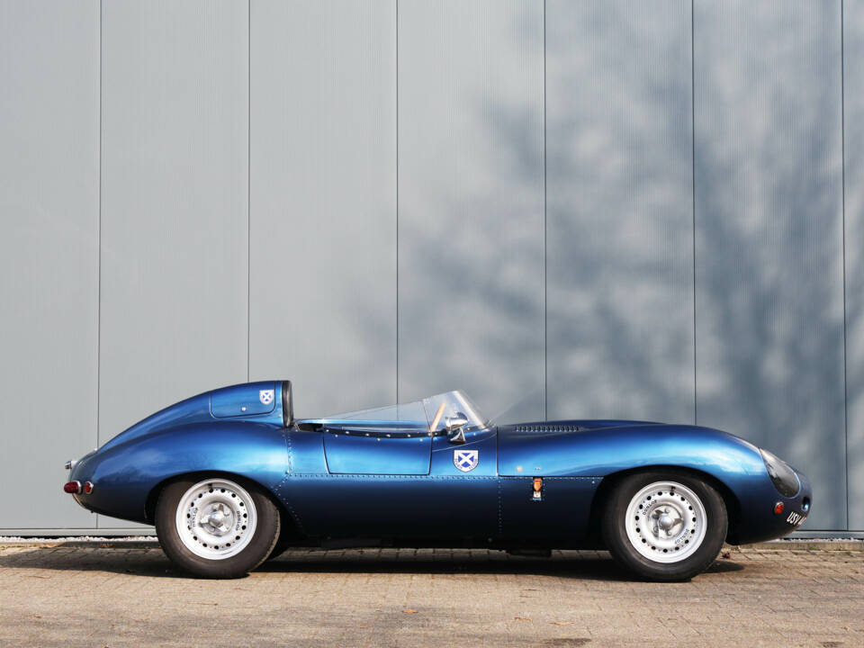 Image 2/60 of Jaguar D-Type (1967)