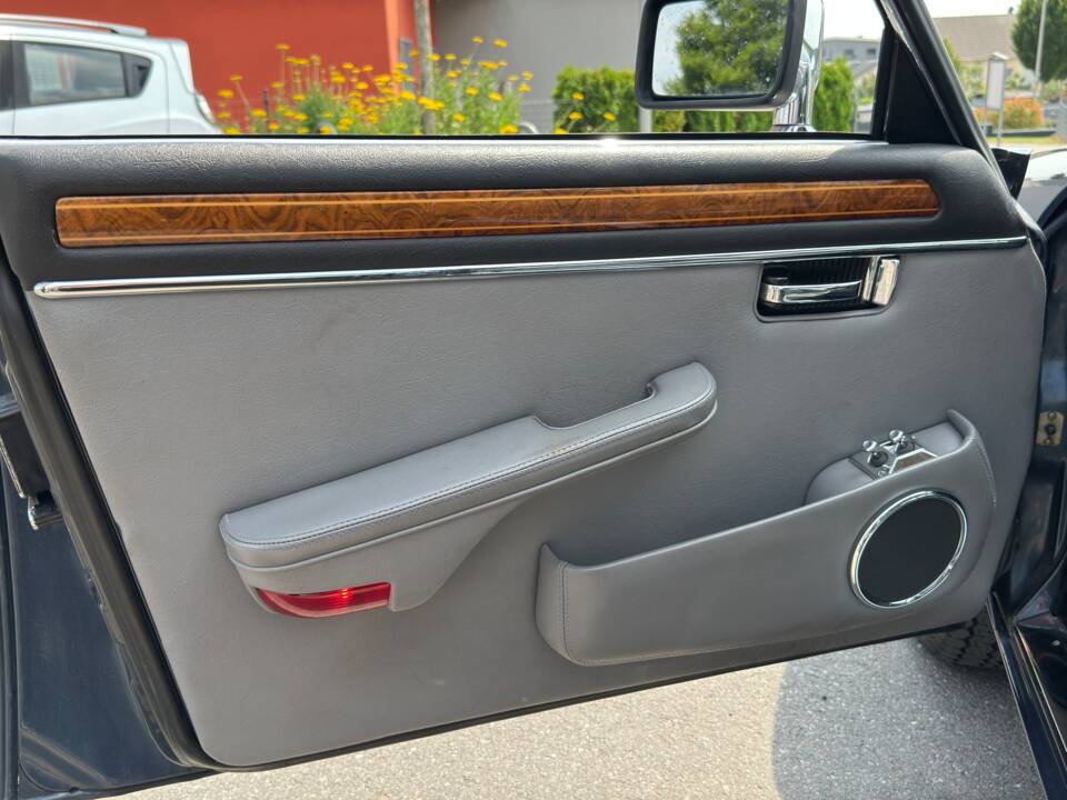 Image 14/20 of Daimler Double Six (1992)