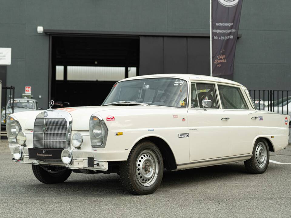 Imagen 1/50 de Mercedes-Benz 220 S (1967)