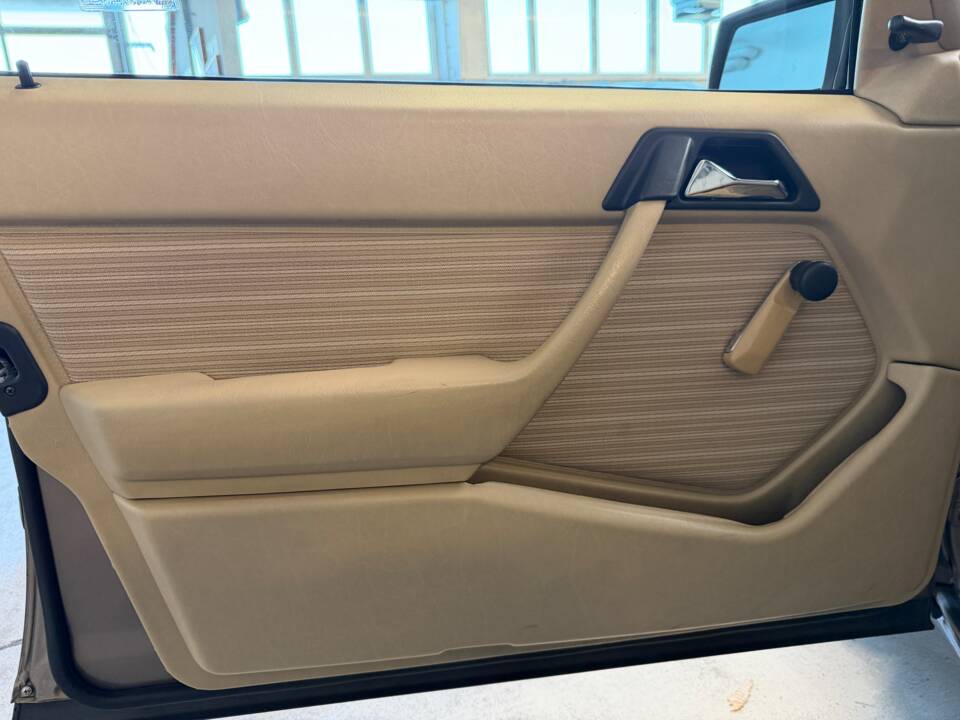 Afbeelding 17/36 van Mercedes-Benz 200 (1988)