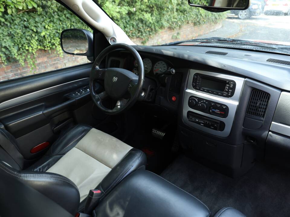 Image 46/82 of Dodge Ram SRT 10 (2005)