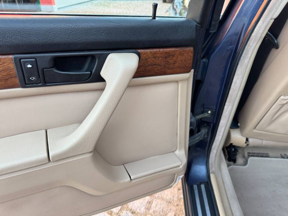 Immagine 27/99 di BMW 735i (1988)