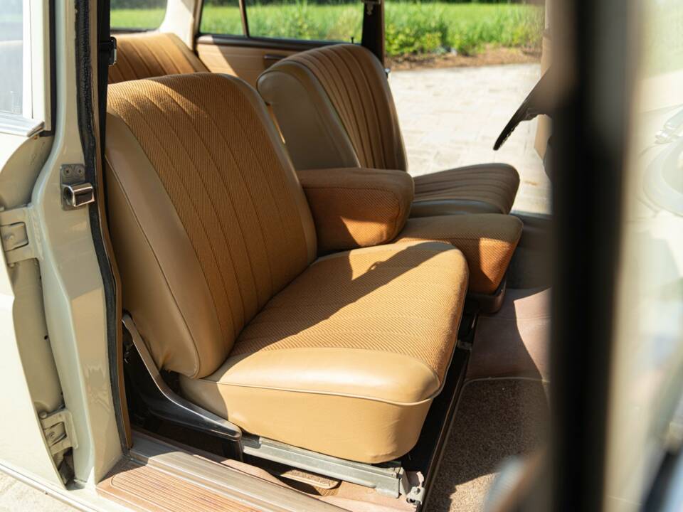 Image 32/50 of Mercedes-Benz 200 (1966)