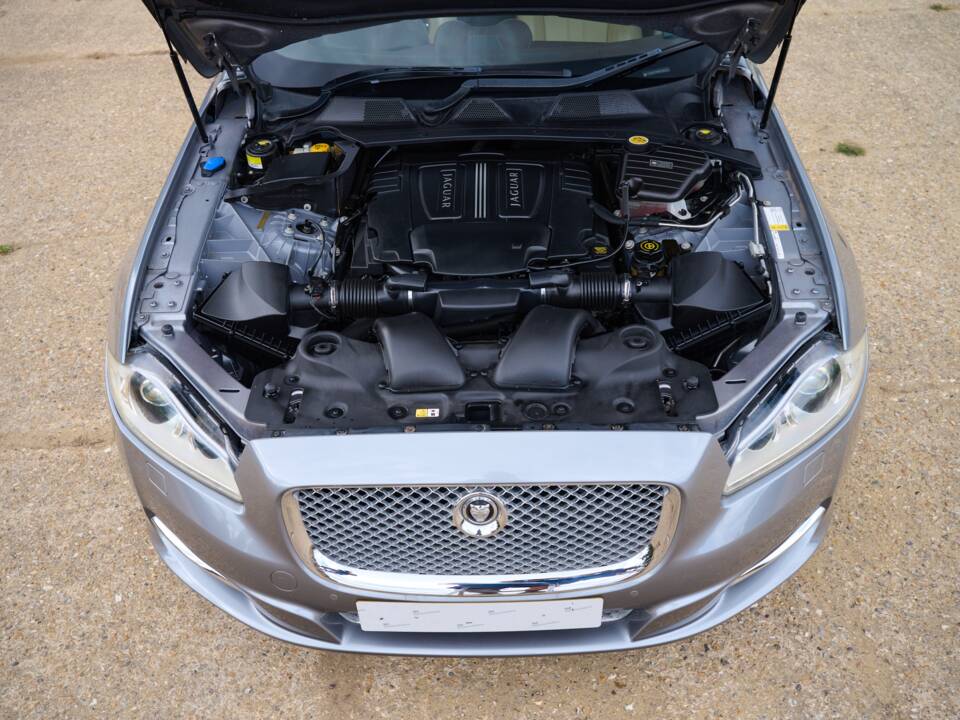 Bild 41/50 von Jaguar XJ 5.0 (2010)
