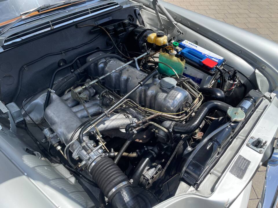 Image 27/47 of Mercedes-Benz 250 SE (1966)