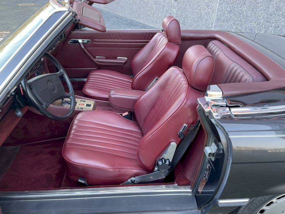 Afbeelding 20/32 van Mercedes-Benz 560 SL (1987)