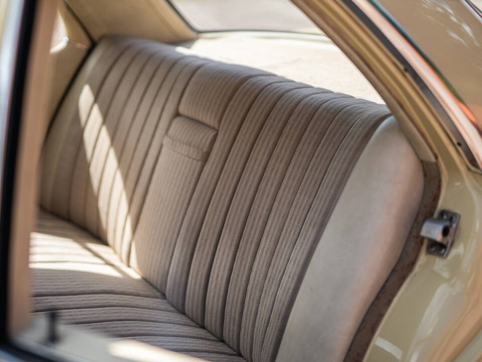 Image 37/40 of Mercedes-Benz 350 SE (1975)