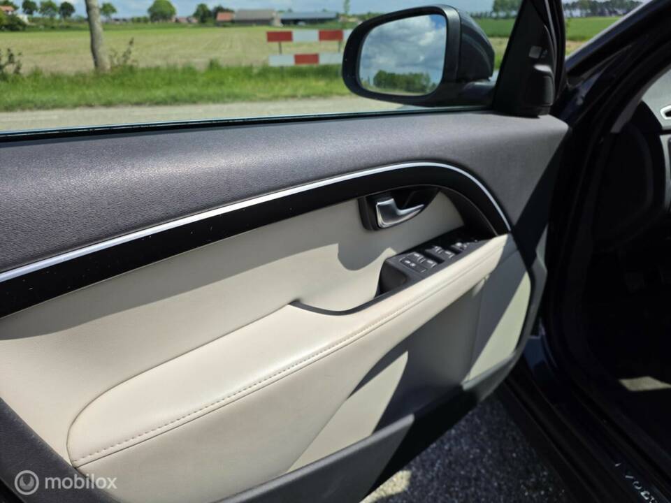 Image 22/44 of Volvo V 70 2.0 T5 (2012)