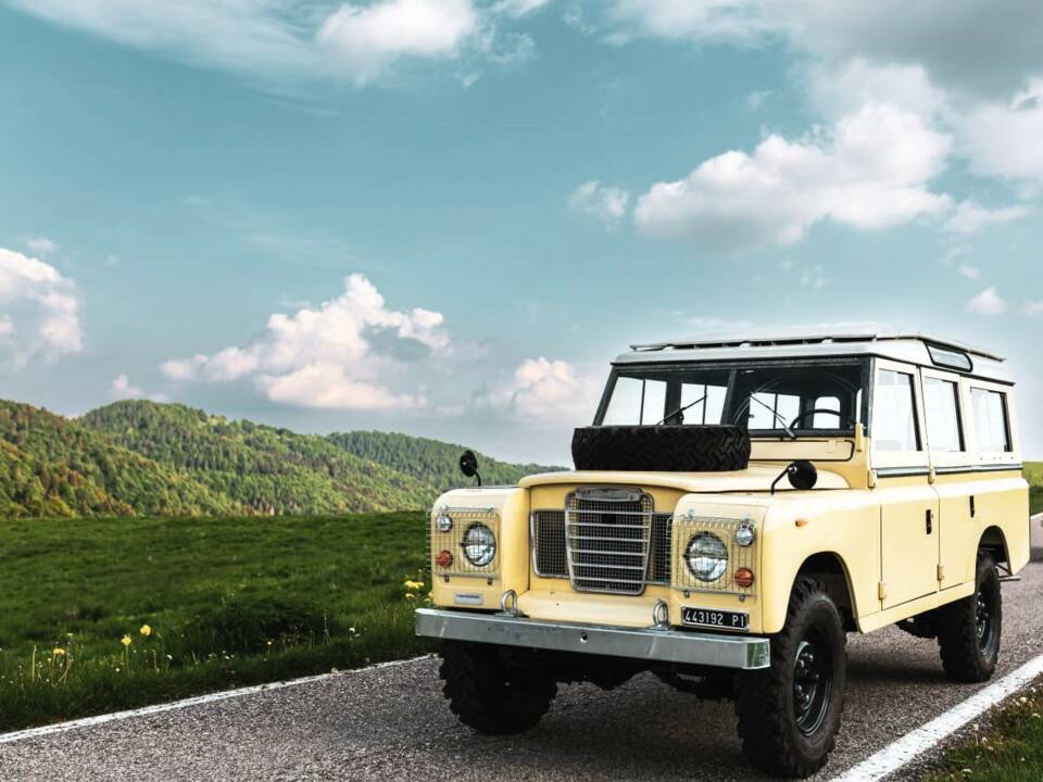 Image 7/22 of Land Rover 109 (1977)