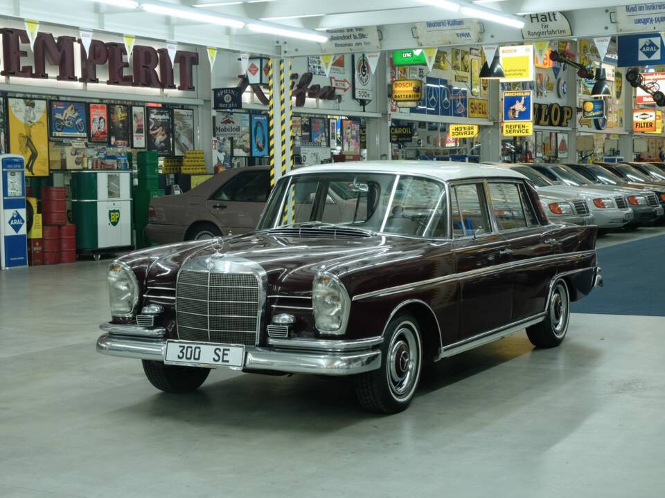 Image 2/50 of Mercedes-Benz 300 SE lang (1965)