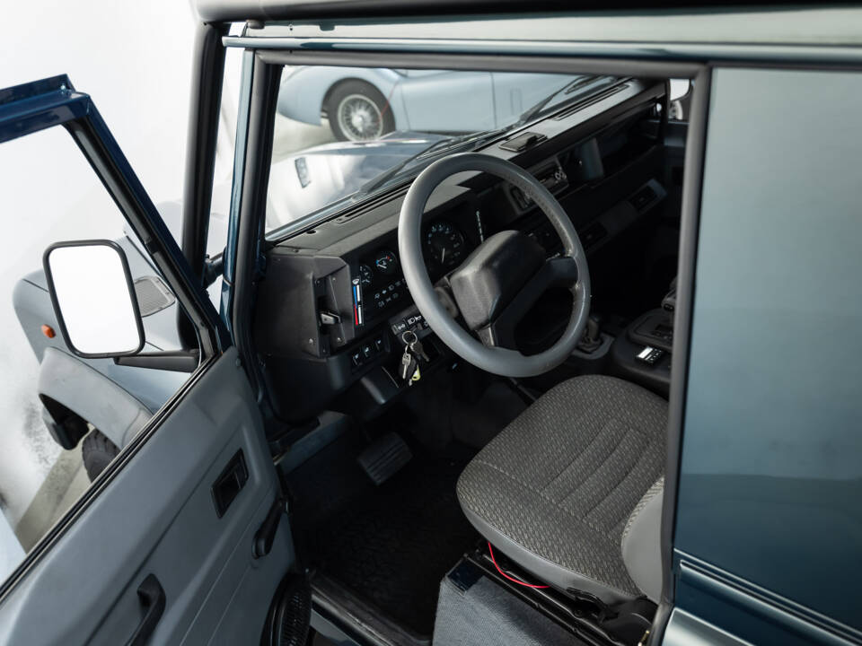Image 6/43 of Land Rover Defender 90 &quot;50th Anniversary&quot; (1998)