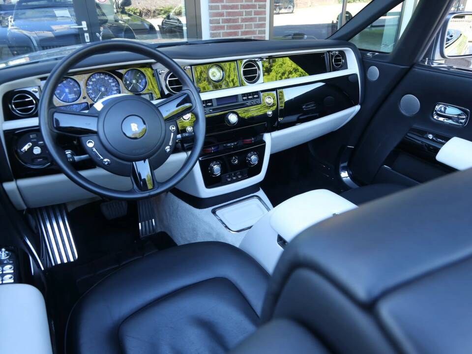 Image 3/50 of Rolls-Royce Phantom DHC (2009)