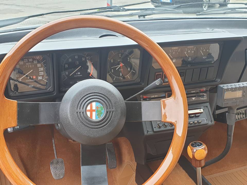 Image 12/30 de Alfa Romeo GTV 6 2.5 (1981)