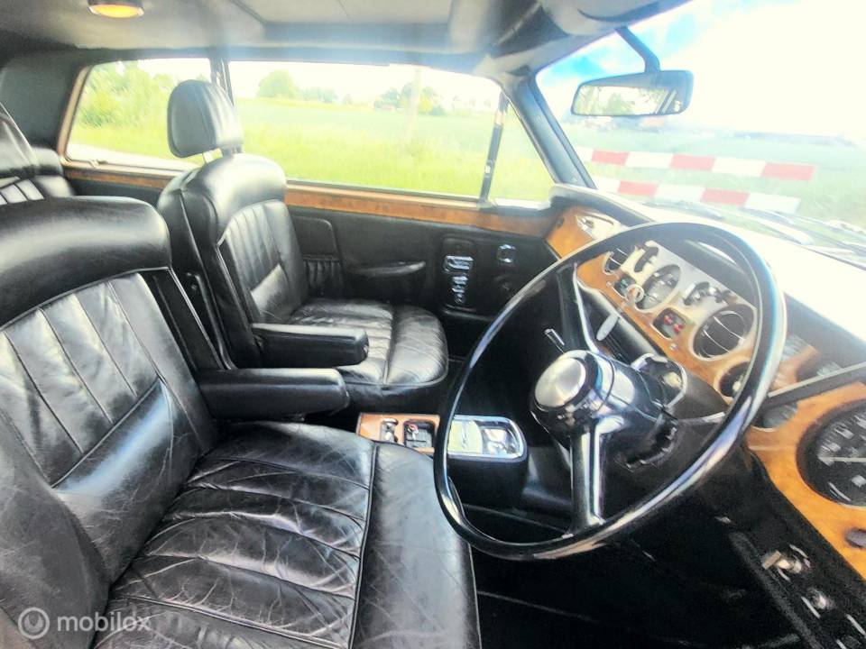 Image 25/49 of Rolls-Royce Corniche (1975)
