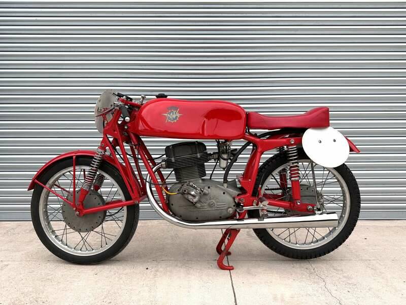 Image 2/43 de MV Agusta 175 CS Sport Disco Volante (1955)