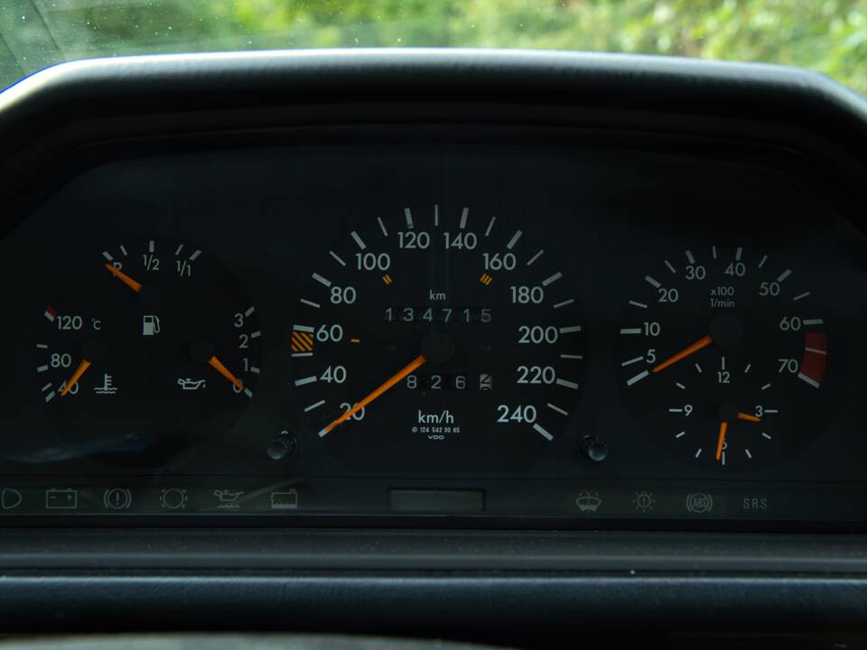 Image 39/63 of Mercedes-Benz 220 E (1993)