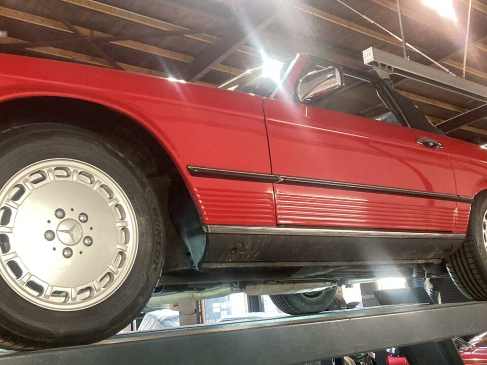 Immagine 16/17 di Mercedes-Benz 560 SL (1988)