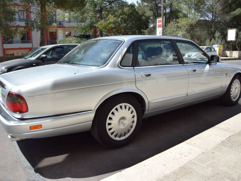 Image 18/33 of Jaguar XJ6 3.2 Executive (1995)