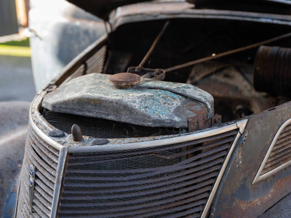 Image 128/134 of Ford V8 (1937)
