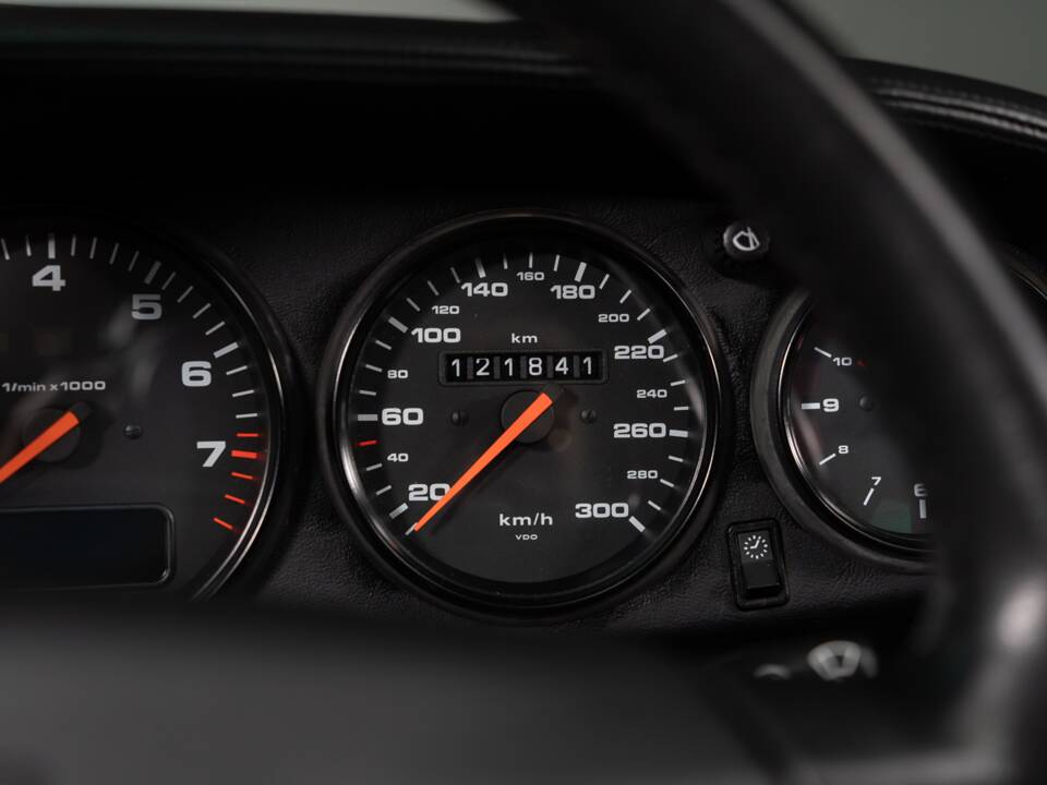 Image 25/32 de Porsche 911 Carrera 4S (1998)