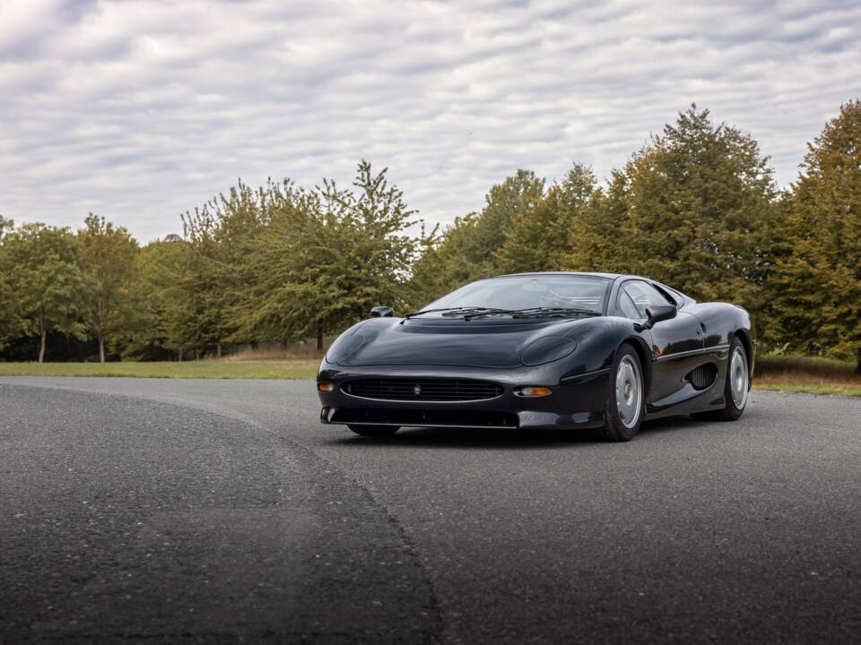 Image 18/60 of Jaguar XJ 220 (1992)