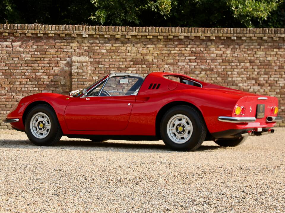 Image 2/50 of Ferrari Dino 246 GTS (1974)