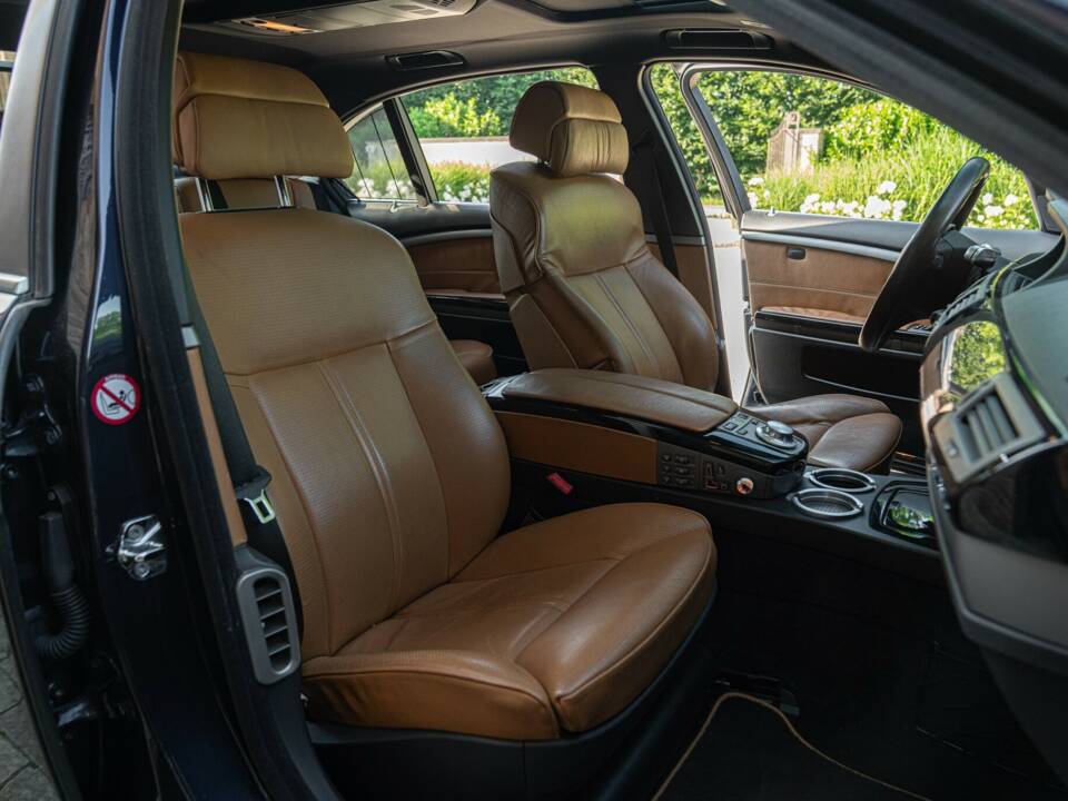 Bild 26/50 von BMW 745Li (2001)