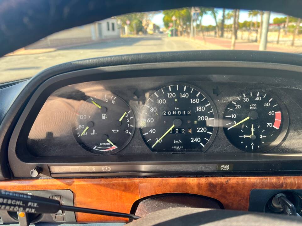 Image 28/77 of Mercedes-Benz 380 SEC (1982)