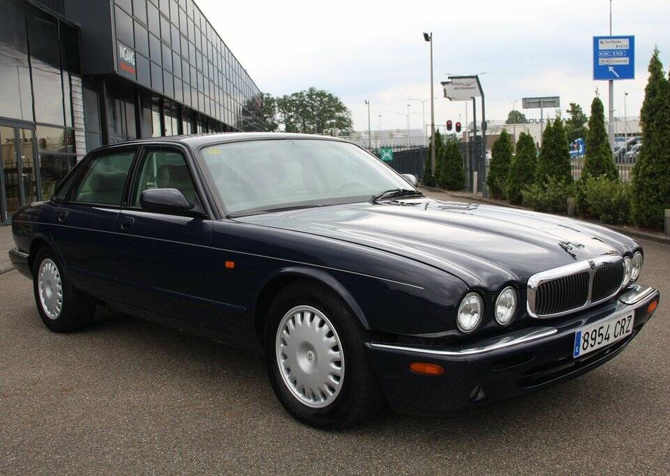 Bild 4/8 von Jaguar XJ 8 Executive (1997)