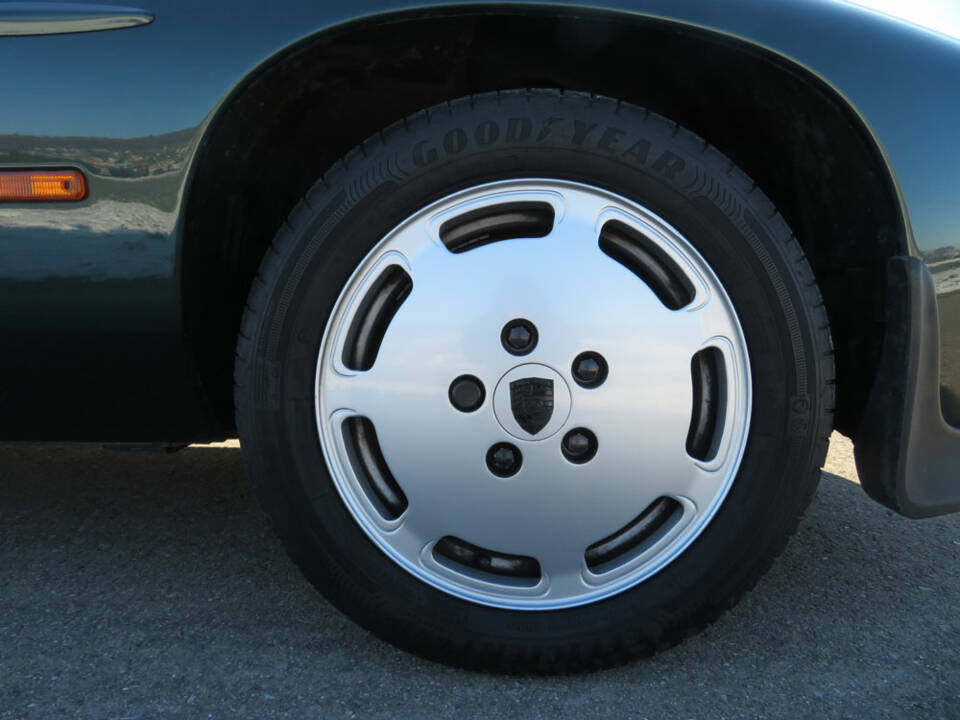 Image 17/18 of Porsche 928 S (1986)