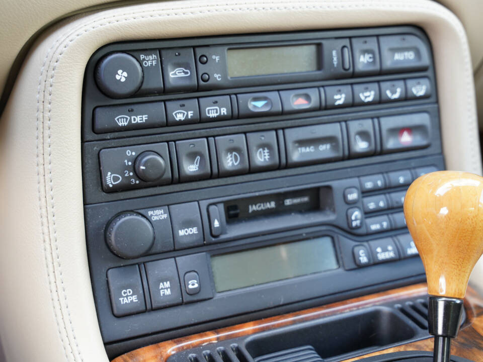 Image 11/50 of Jaguar XKR (2001)