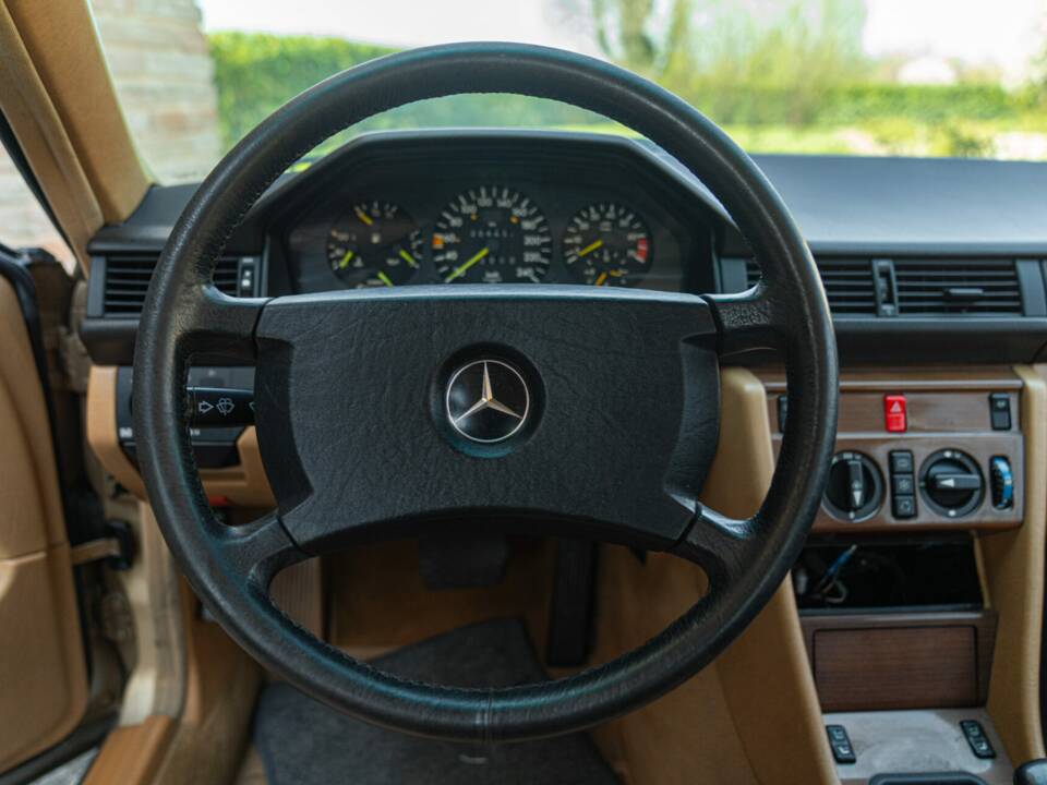 Image 37/46 de Mercedes-Benz 300 CE (1988)