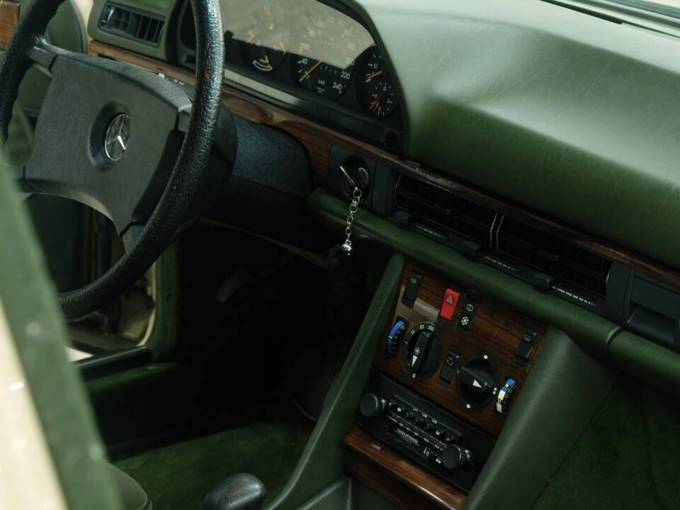 Bild 22/50 von Mercedes-Benz 280 SE (1984)