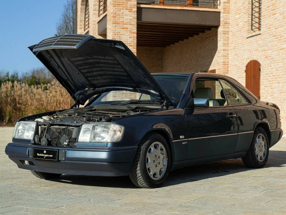 Afbeelding 45/50 van Mercedes-Benz 200 CE (1992)