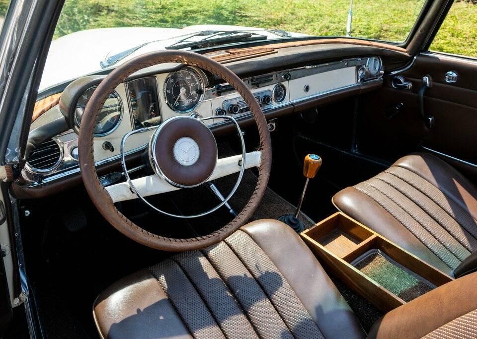Image 2/8 of Mercedes-Benz 230 SL (1966)