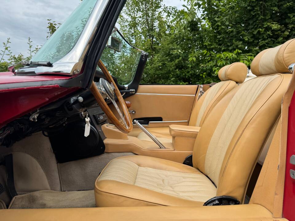 Image 21/35 of Jaguar E-Type (1969)