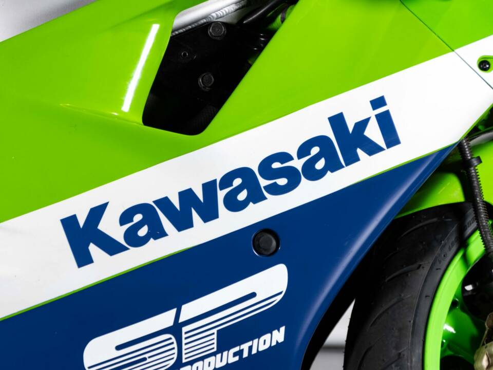 Image 14/40 of Kawasaki ZX-R 400 (1991)