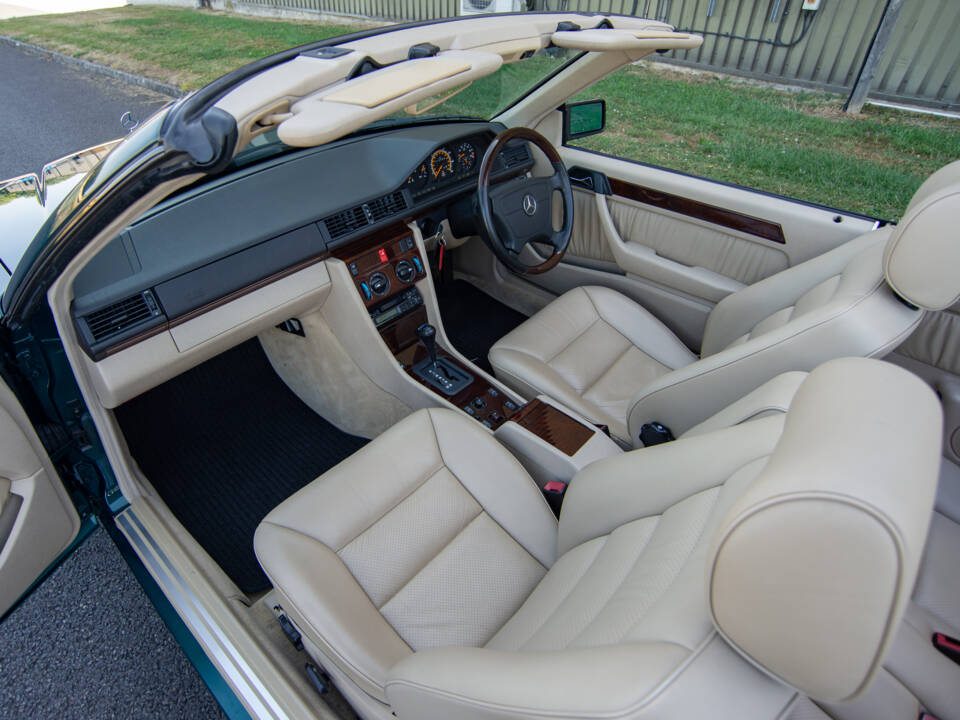 Image 12/26 of Mercedes-Benz E 320 (1996)