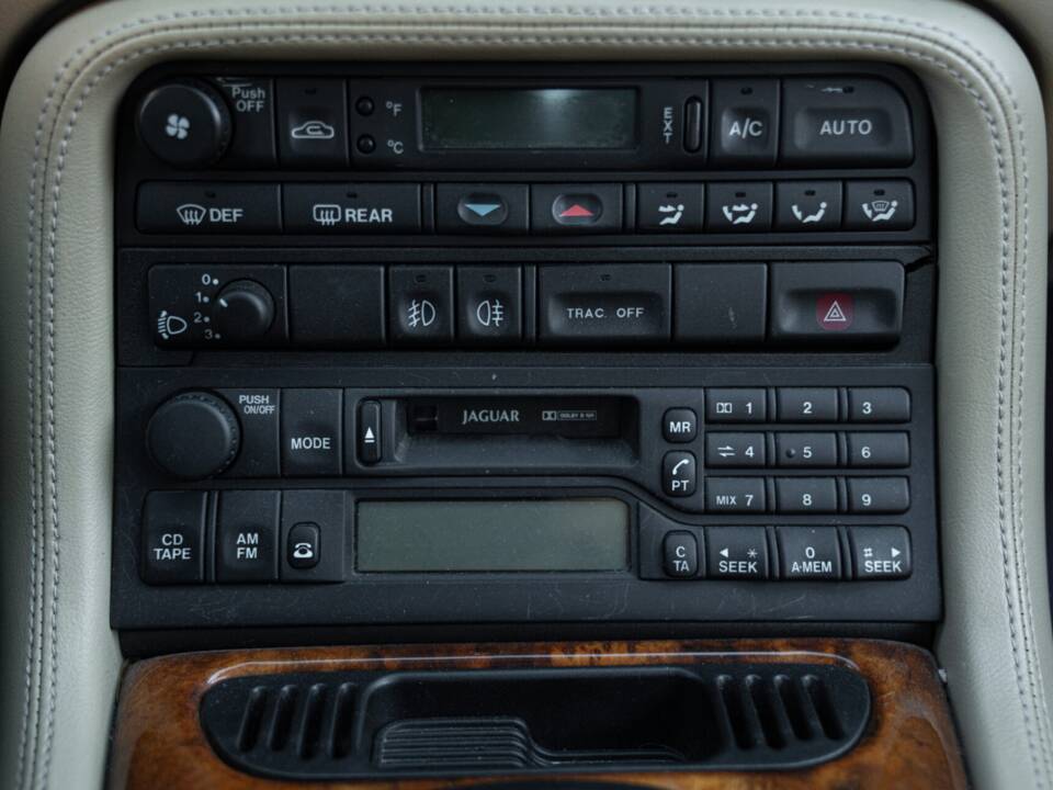 Image 34/50 de Jaguar XK8 4.0 (1998)
