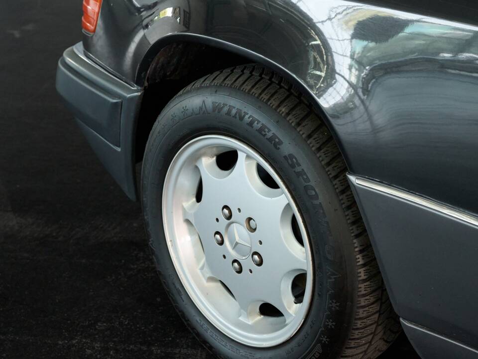 Bild 13/50 von Mercedes-Benz 300 CE (1991)