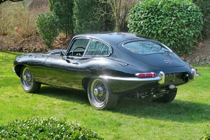 Image 2/7 de Jaguar E-Type (1968)