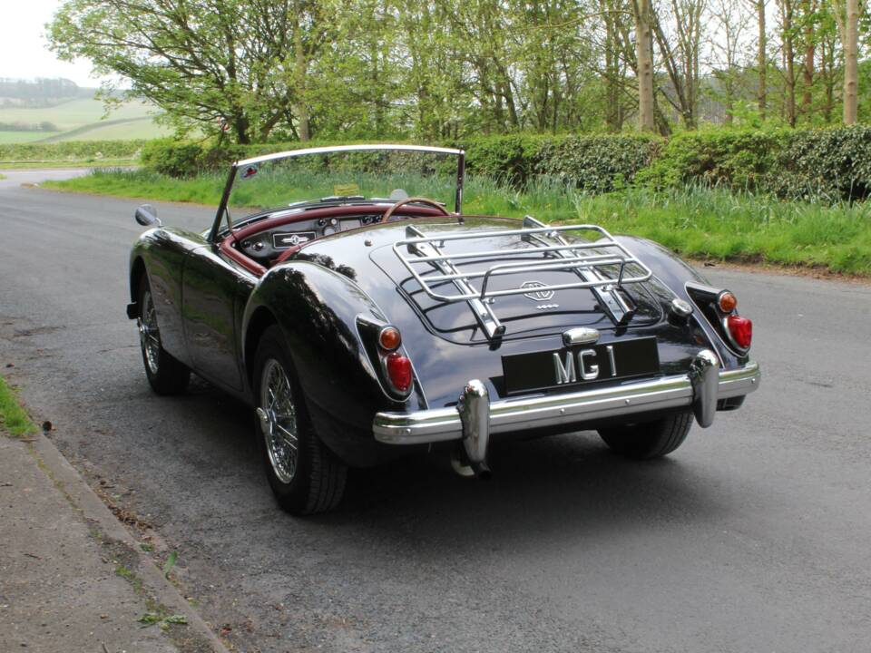 Image 4/19 of MG MGA 1600 (1959)