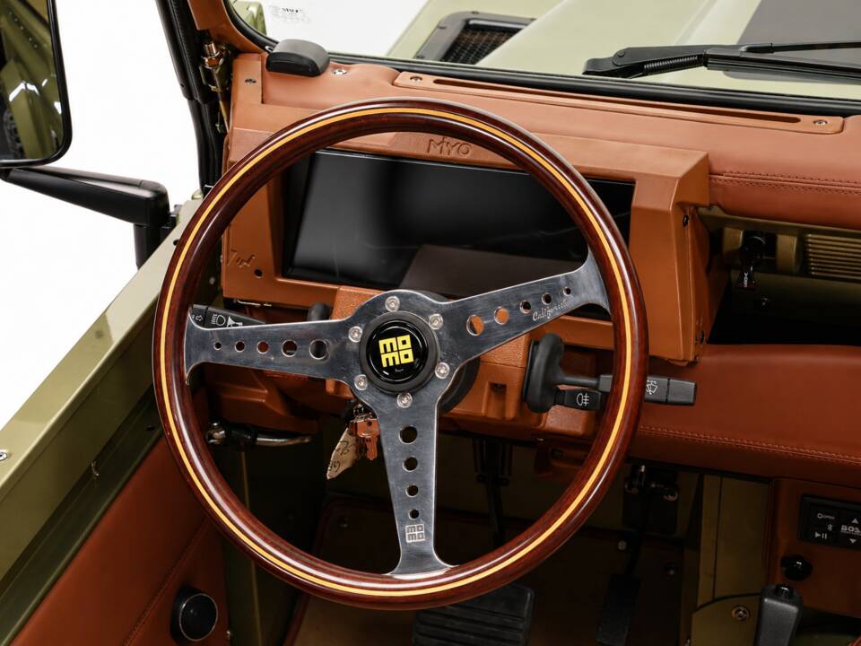 Bild 35/47 von Land Rover 90 (1990)