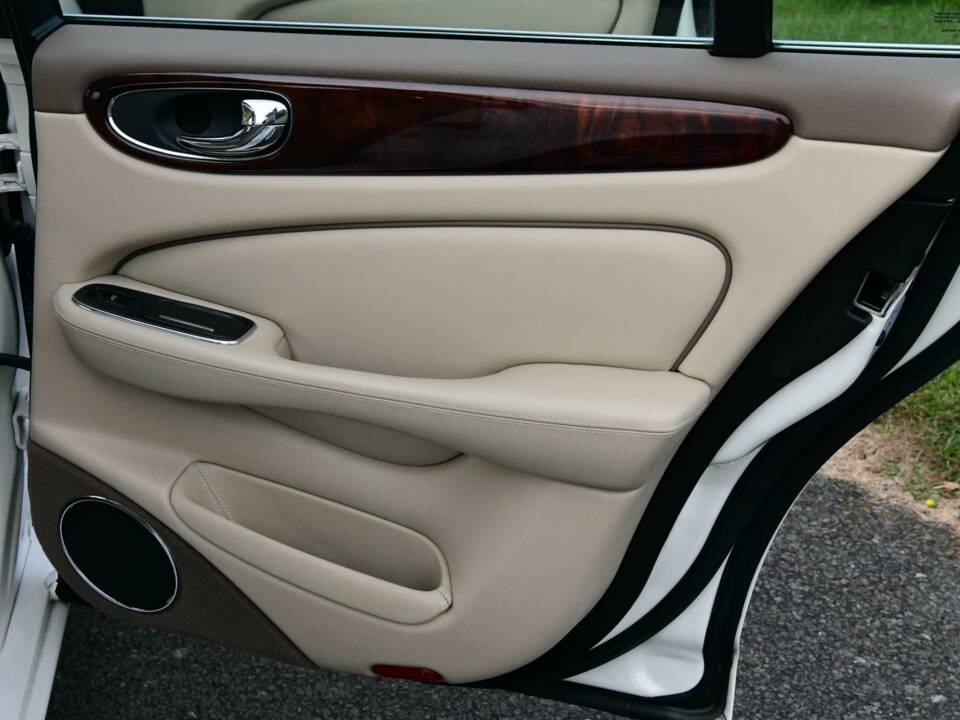 Image 43/50 of Jaguar XJ 8 4.2 (2008)