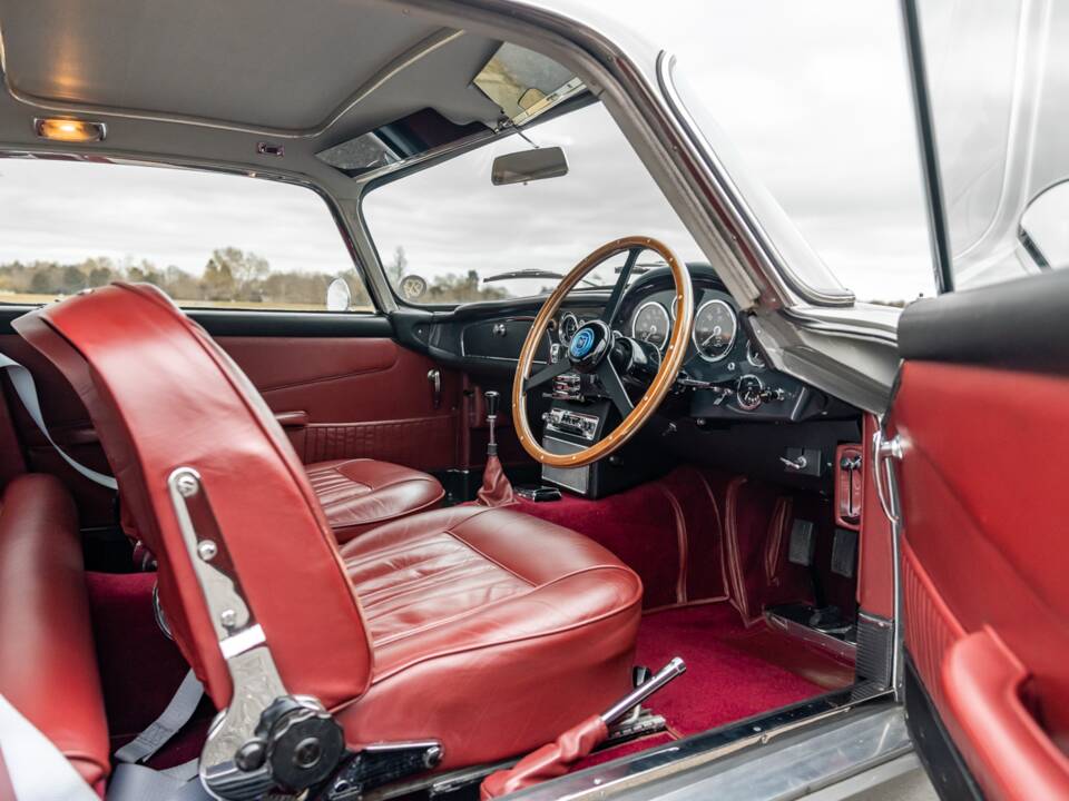 Immagine 4/74 di Aston Martin DB 5 Vantage (1964)